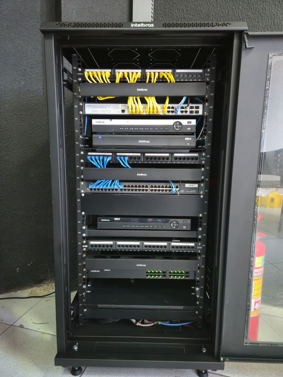 Rack com gravadores e equipamentos de videomonitoramento corporativo