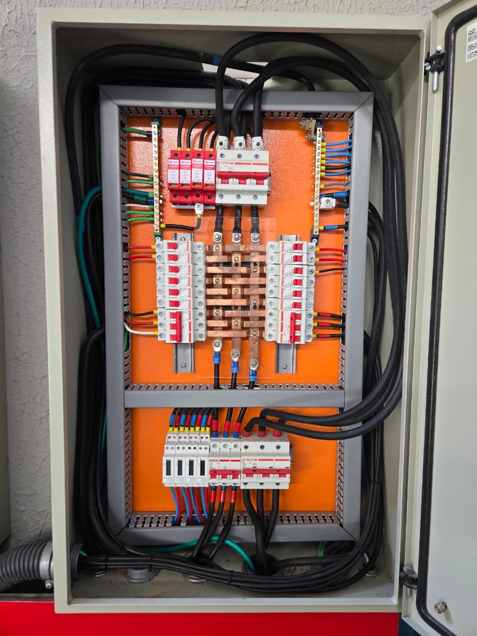 Quadro elétrico de distribuição com circuitos e proteções identificados