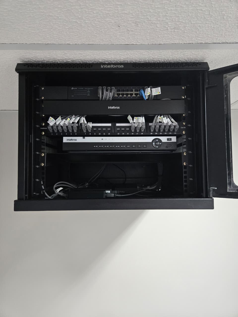 Rack de rede estruturada com cabeamento e equipamentos organizados